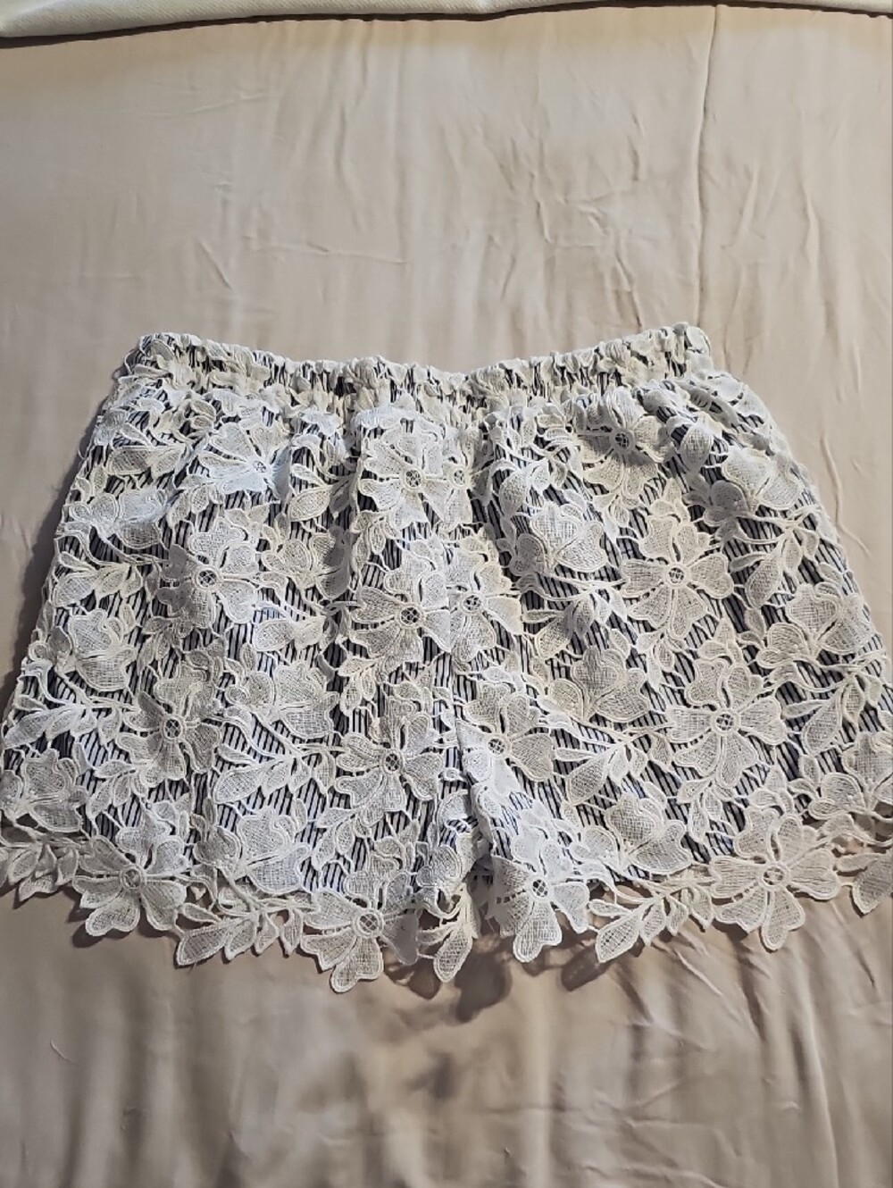 Adiva White Floral Lace Women’s Shorts - Picture 2 of 2